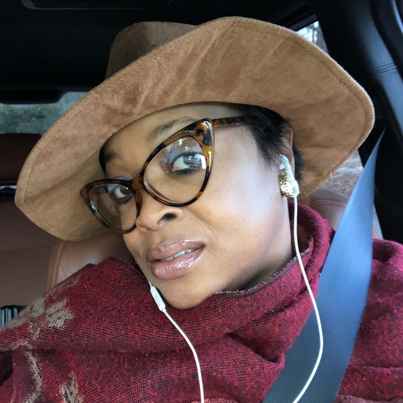 Meet your Posher, Joy - Picture 5 of 6